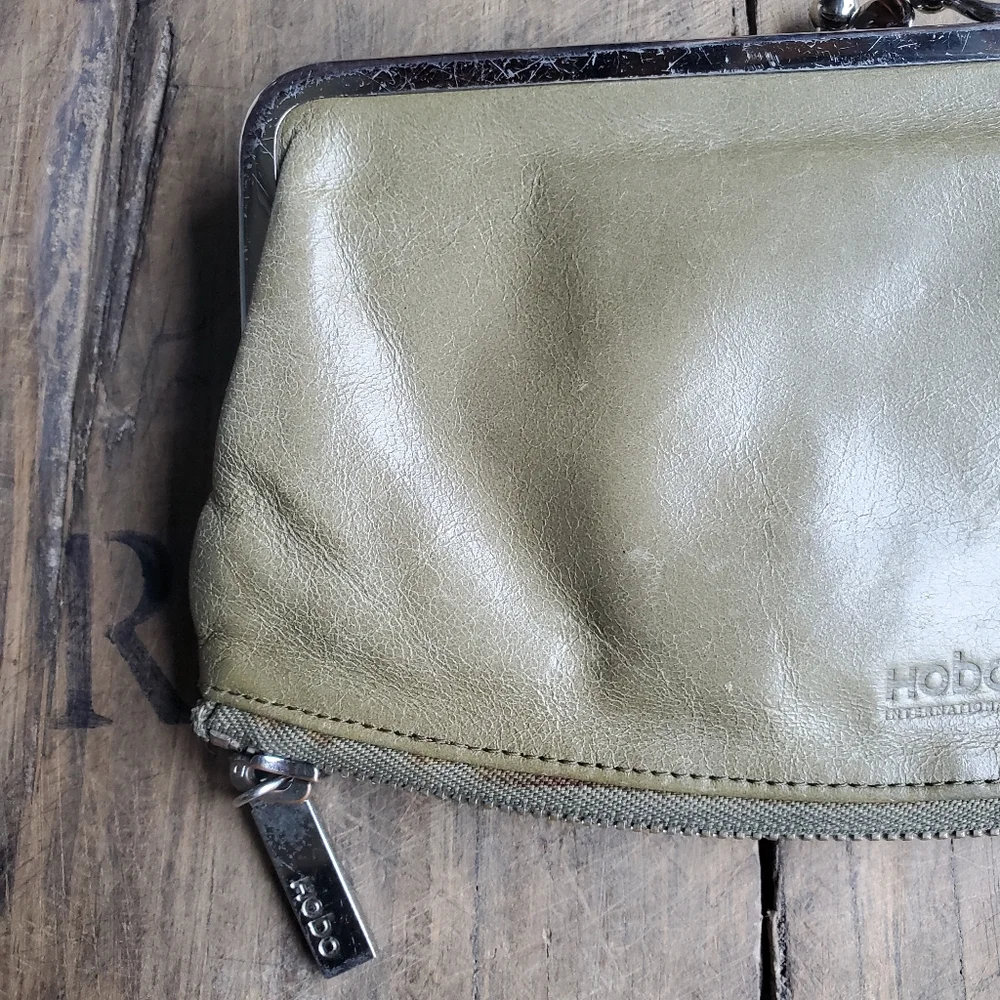 HOBO‎ Vintage Olive Green Distressed Leather Zip Around Kiss Lock Clutch|Wallet